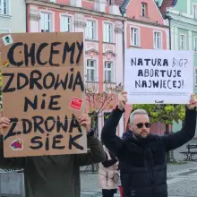 Zobacz zdjęcie: Organizatorzy Marszu Równości w Bolesławcu na zgromadzeniu świętoszków