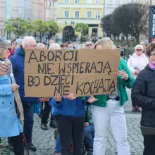 Zobacz zdjęcie: Organizatorzy Marszu Równości w Bolesławcu na zgromadzeniu świętoszków