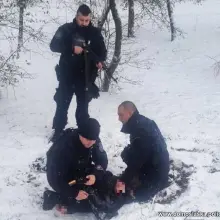 Zobacz zdjęcie: Podejrzany i policjanci