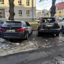 Zobacz zdjęcie: Nocny pożar Hondy i BMW koło budynku starostwa w Bolesławcu