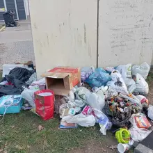 Zobacz zdjęcie: Śmieci przy kontenerze