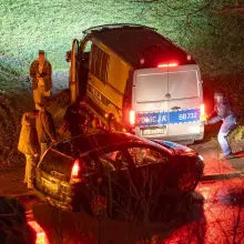 Zobacz zdjęcie: Wyciąganie policyjnego auta, które ugrzęzło w błocie