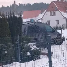 Zobacz zdjęcie: Auto i ogrodzenie