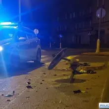 Zobacz zdjęcie: Auto i skasowany znak
