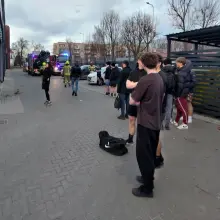 Zobacz zdjęcie: Ludzie na parkingu przed siłownią