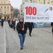 Zobacz zdjęcie: Maturzyści zatańczyli poloneza na bolesławieckim rynku