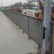 Zobacz zdjęcie: Uszkodzone słupy oświetleniowe
