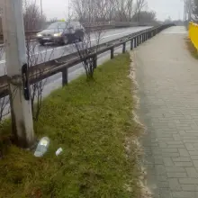 Zobacz zdjęcie: Uszkodzone słupy oświetleniowe