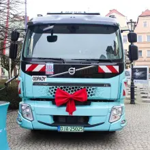 Zobacz zdjęcie: Prezentacja zeroemisyjnej śmieciarki Volvo na bolesławieckim rynku
