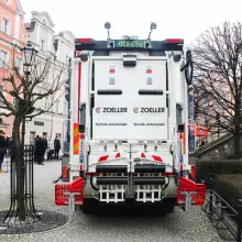 Zobacz zdjęcie: Prezentacja zeroemisyjnej śmieciarki Volvo na bolesławieckim rynku
