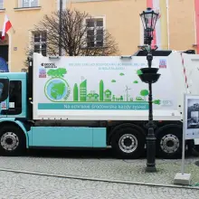 Zobacz zdjęcie: Prezentacja zeroemisyjnej śmieciarki Volvo na bolesławieckim rynku