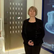 Zobacz zdjęcie: Eksponaty i Anna Bober-Tubaj, szefowa Muzeum Ceramiki w Bolesławcu