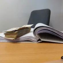 Zobacz zdjęcie: Podejrzany i pieniądze