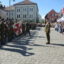 Zobacz zdjęcie: Uroczystość na rynku w Leśnej