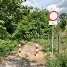 Zobacz zdjęcie: Aleja Przyleśna zabezpieczona przed samochodami i quadami