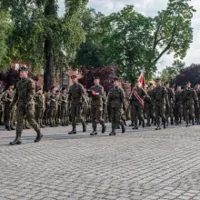 Zobacz zdjęcie: Uroczystość wojskowa