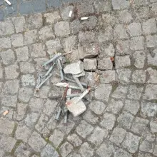 Zobacz zdjęcie: Zdemolowali 15 lamp, uszkodzili słupki i próbowali ukraść ławki