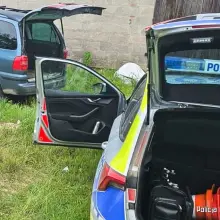 Zobacz zdjęcie: Auto poszukiwanego i radiowóz