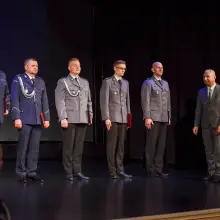 Zobacz zdjęcie: Awanse i nagrody pieniężne dla policjantek i policjantów z komendy w Bolesławcu