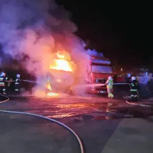 Zobacz zdjęcie: Nocny pożar ciężarówek