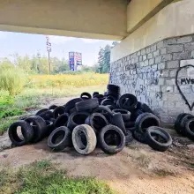 Zobacz zdjęcie: Nielegalne wysypisko opon nad Bobrem
