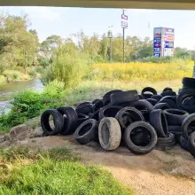 Zobacz zdjęcie: Nielegalne wysypisko opon nad Bobrem