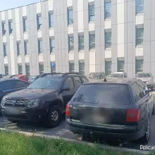 Zobacz zdjęcie: Auta na parkingu przy komendzie i środki odurzające