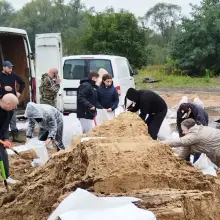 Zobacz zdjęcie: Budowa wałów z worków z piaskiem przy ulicy Kraszewskiego i Granicznej