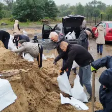 Zobacz zdjęcie: Budowa wałów z worków z piaskiem przy ulicy Kraszewskiego i Granicznej