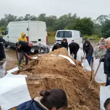 Zobacz zdjęcie: Budowa wałów z worków z piaskiem przy ulicy Kraszewskiego i Granicznej
