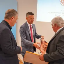Zobacz zdjęcie: Uroczystość na sesji Rady Powiatu Bolesławieckiego