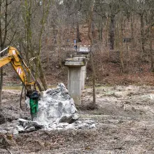 Zobacz zdjęcie: Wyburzanie kładki nad Bobrem