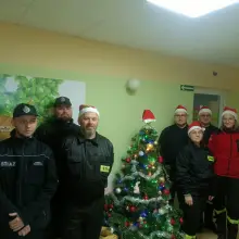 Zobacz zdjęcie: Druhowie i druhny z Godzieszowa i Węglińca z prezentami dla dzieci