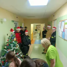 Zobacz zdjęcie: Druhowie i druhny z Godzieszowa i Węglińca z prezentami dla dzieci