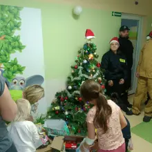 Zobacz zdjęcie: Druhowie i druhny z Godzieszowa i Węglińca z prezentami dla dzieci