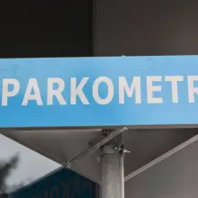 Zobacz zdjęcie: Parkometry przy galerii