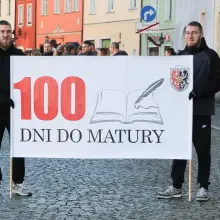 Zobacz zdjęcie: 100 dni do matury. Maturzyści zatańczyli poloneza w rynku
