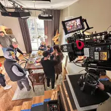 Zobacz zdjęcie: Bolesławiecka ceramika Lady Blue na planie świątecznego filmu „Piernikowe serce”