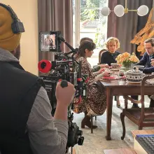 Zobacz zdjęcie: Bolesławiecka ceramika Lady Blue na planie świątecznego filmu „Piernikowe serce”
