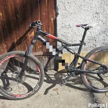 Zobacz zdjęcie: Rower oraz policjant wraz z Modeną