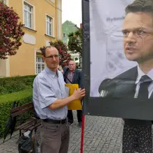 Zobacz zdjęcie: Płodziarze prezentujący baner z zakrwawionym płodem i zdjęciem Rafała Trzaskowskiego