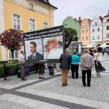 Zobacz zdjęcie: Płodziarze prezentujący baner z zakrwawionym płodem i zdjęciem Rafała Trzaskowskiego