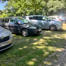 Zobacz zdjęcie: Auta zaparkowane koło basenów na ul. Spacerowej