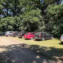 Zobacz zdjęcie: Auta zaparkowane koło basenów na ul. Spacerowej