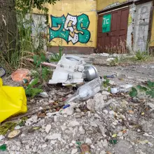 Zobacz zdjęcie: Śmieci i ruina przy ulicy Hutniczej