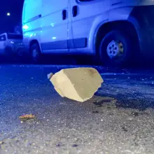 Zobacz zdjęcie: Kawałkiem betonu rozbił szybę i uszkodził drzwi w przypadkowym aucie