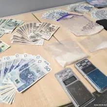 Zobacz zdjęcie: Narkotyki, pieniądze i wagi