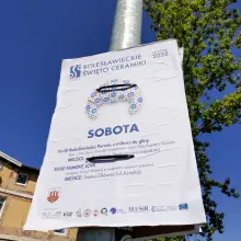 Zobacz zdjęcie: Plakaty promujące Święto Ceramiki przyczepione trytytkami do słupów oświetleniowych