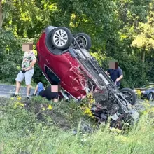 Zobacz zdjęcie: Zderzenie osobówki z busem na DW 297, koło Łąki