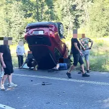 Zobacz zdjęcie: Zderzenie osobówki z busem na DW 297, koło Łąki
